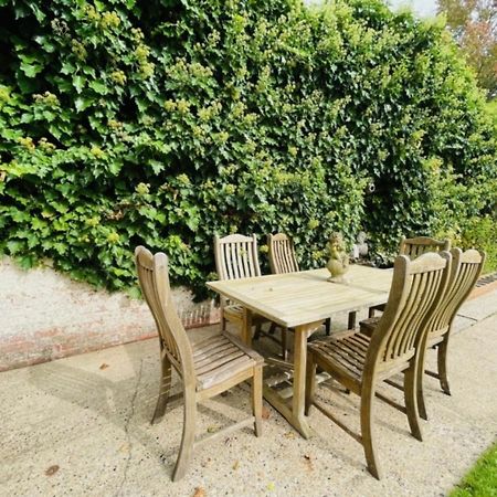 Pass The Keys Bright Cosy Cottage In Esher, West End Exterior photo